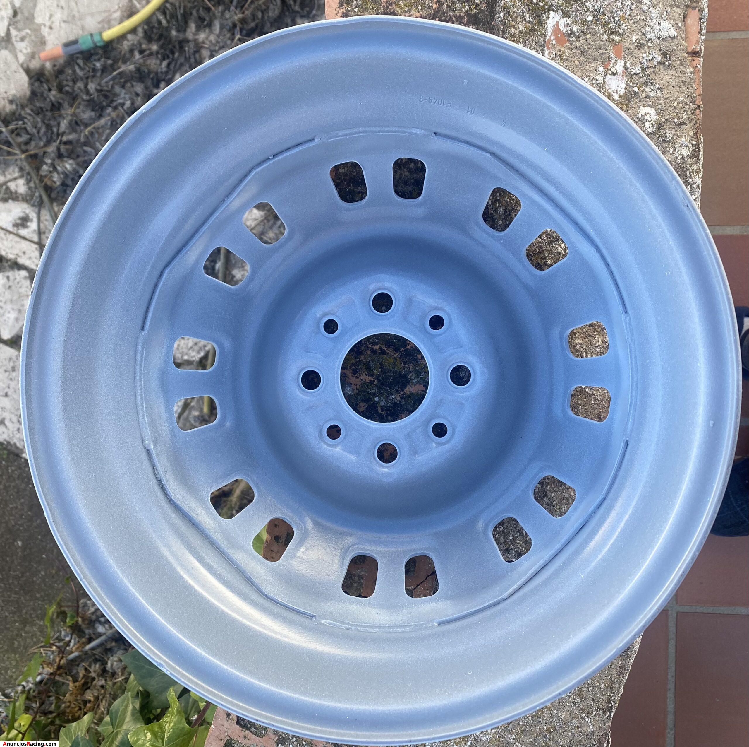 Se venden 5 llantas de SEAT Marbella.