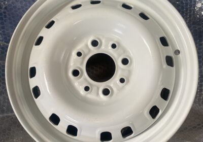 Se venden 5 llantas de SEAT Marbella.