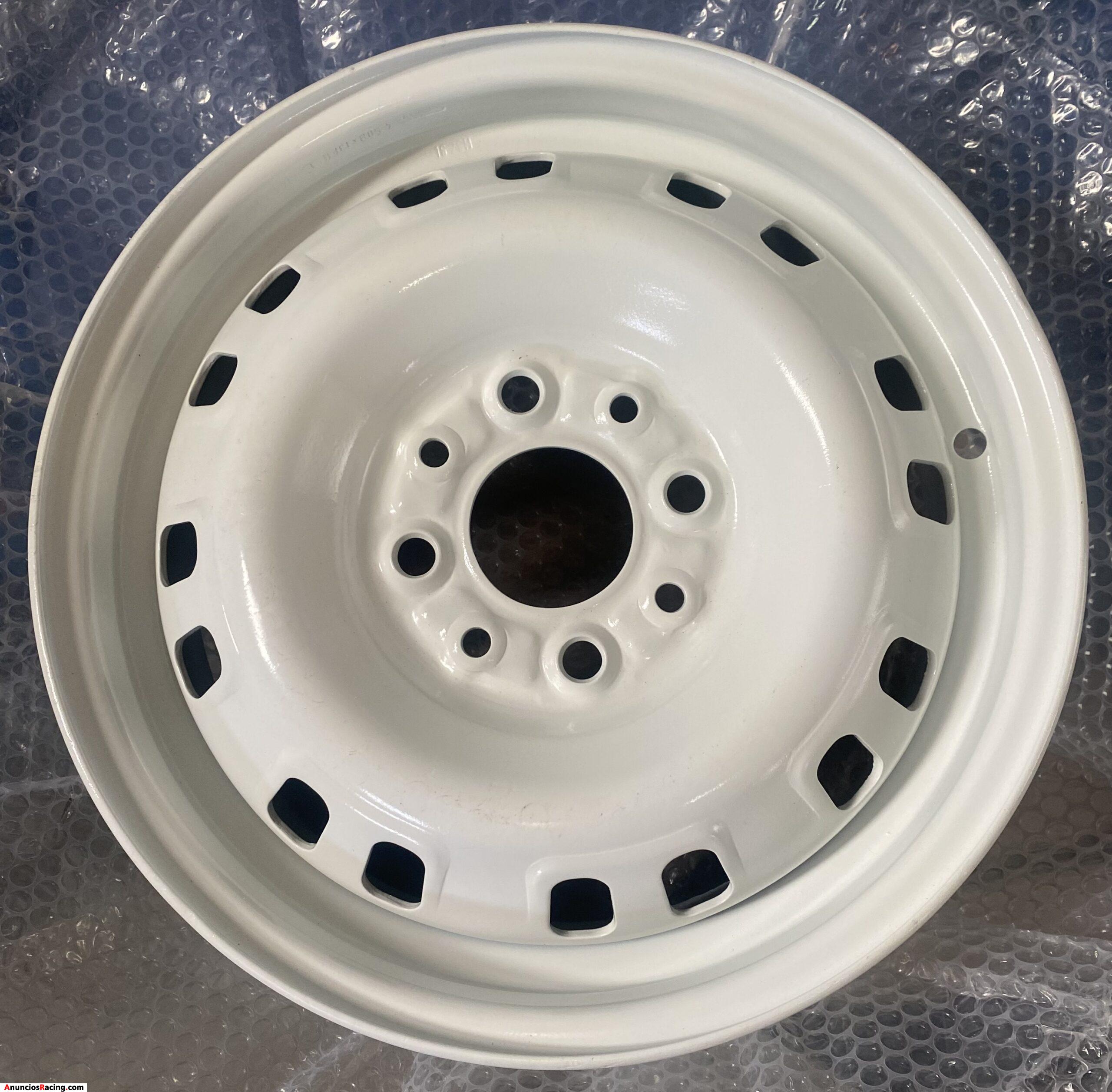 Se venden 5 llantas de SEAT Marbella.